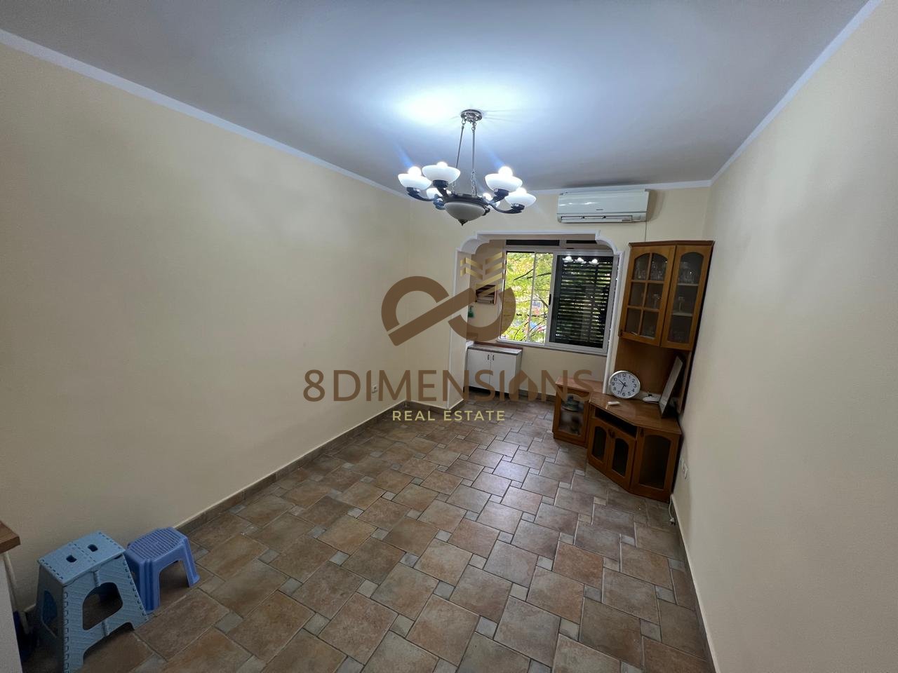 🏡 Te Brryli, brenda Unazës, buzë rrugës kryesore, shitet apartament 1+1(D8141Z-39)
