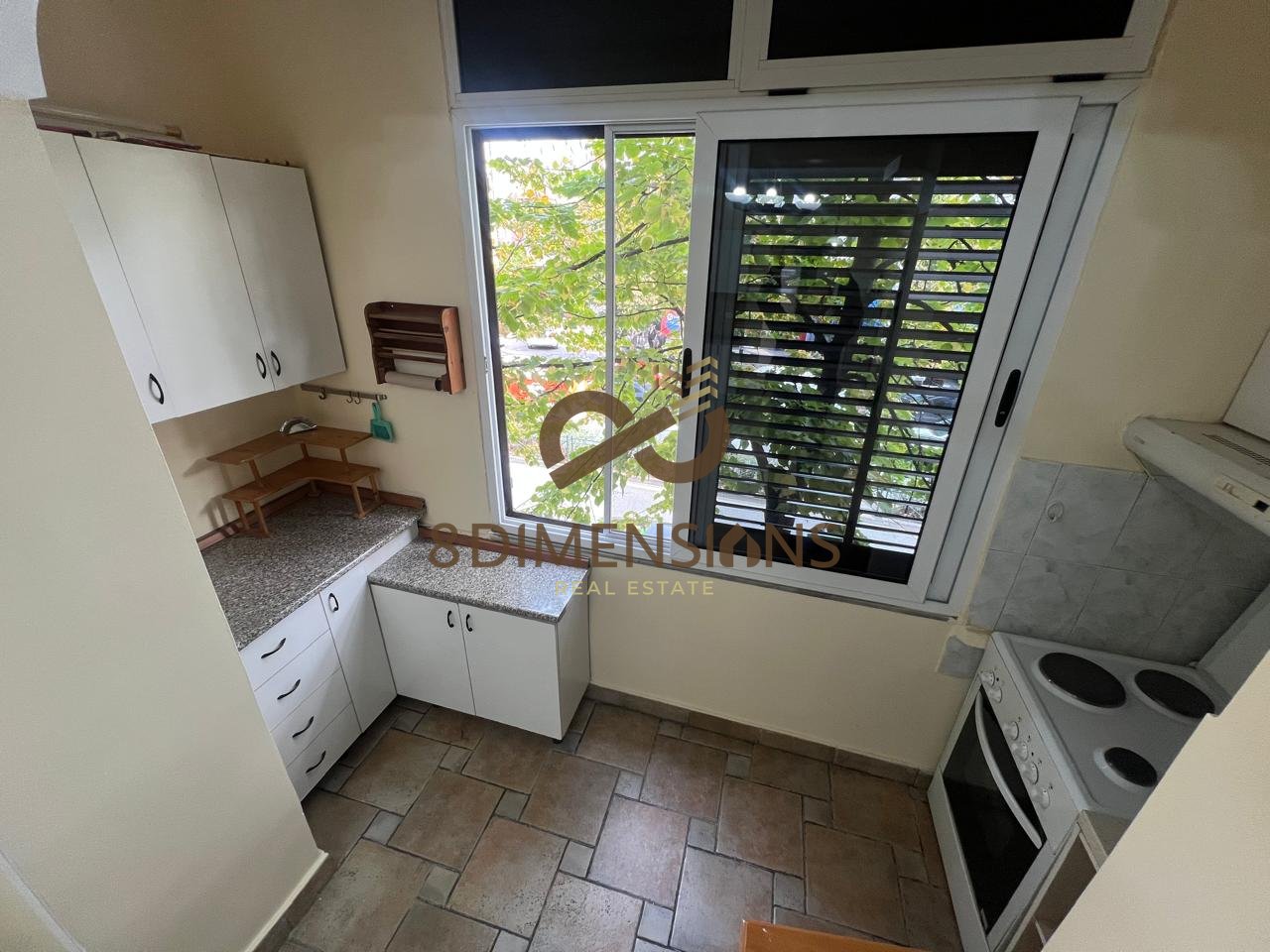 🏡 Te Brryli, brenda Unazës, buzë rrugës kryesore, shitet apartament 1+1(D8141Z-39)
