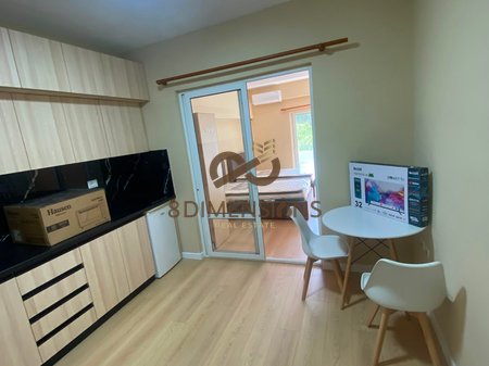Jepet me qira Apartament 1+1 + Ballkon ne zonen e 21 Dhjetorit (ID D8241A-276)
