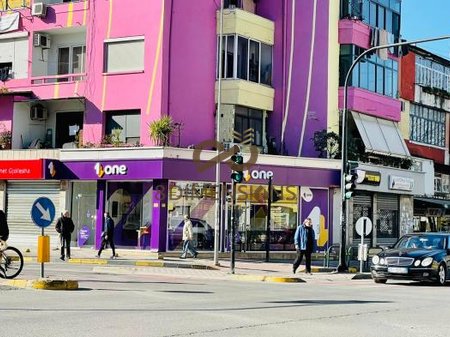 Shitet Dyqan buze rruge tek 21 Dhjetori  ne Tirane (ID D8141Z-34 )