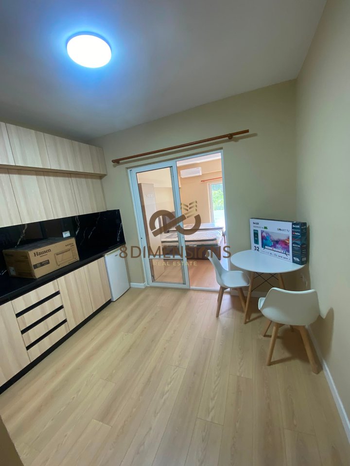 Jepet me qira Apartament 1+1 + Ballkon ne zonen e 21 Dhjetorit (ID D8241A-276)
