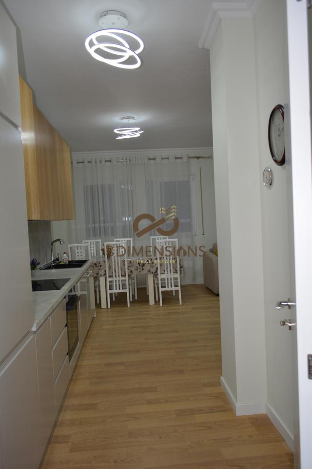 Jepet me qera Apartament 2+1 tek Pazari i Ri prane Sheshit Avni Rustemi  D8242A-275