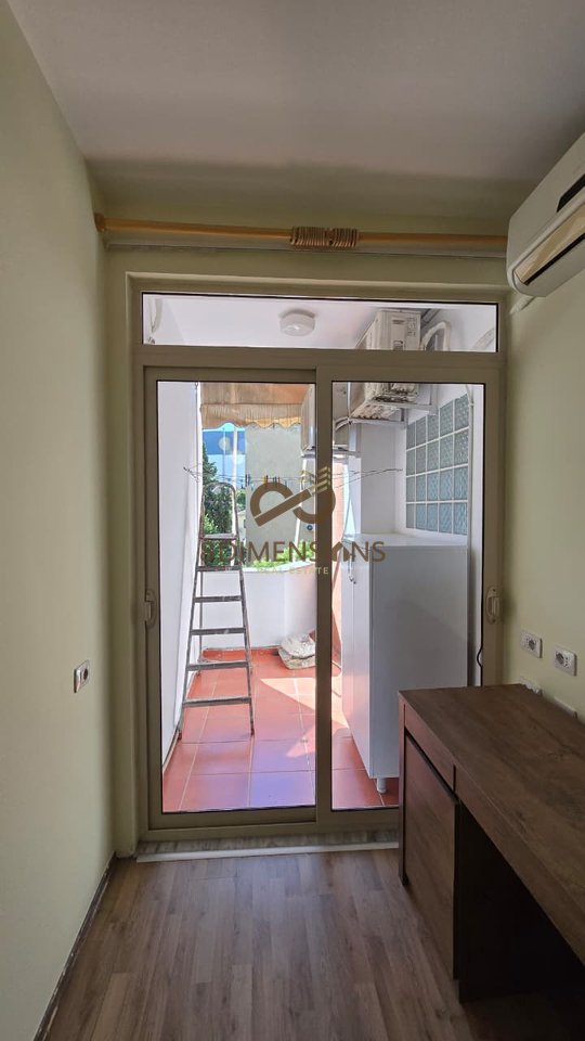 Jepet me qera Apartament 2+1+2 Rruga Petro Nini, prane ish tregut elektrik D8242A-278