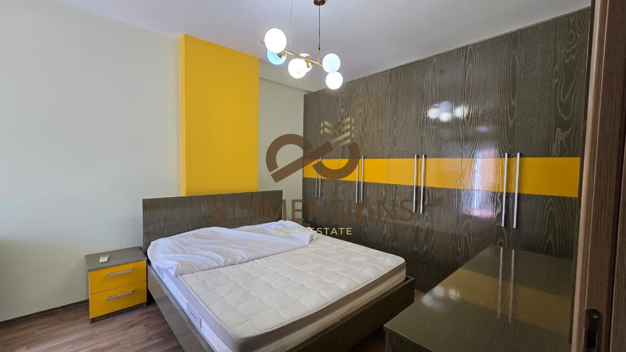 Jepet me qera Apartament 2+1+2 Rruga Petro Nini, prane ish tregut elektrik D8242A-278