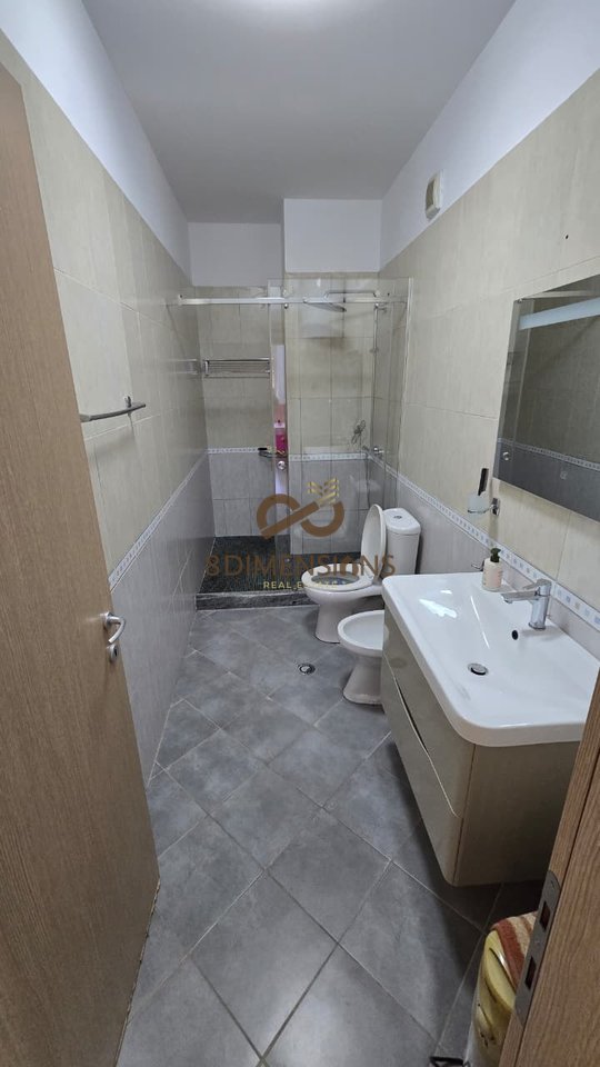Jepet me qera Apartament 2+1+2 Rruga Petro Nini, prane ish tregut elektrik D8242A-278