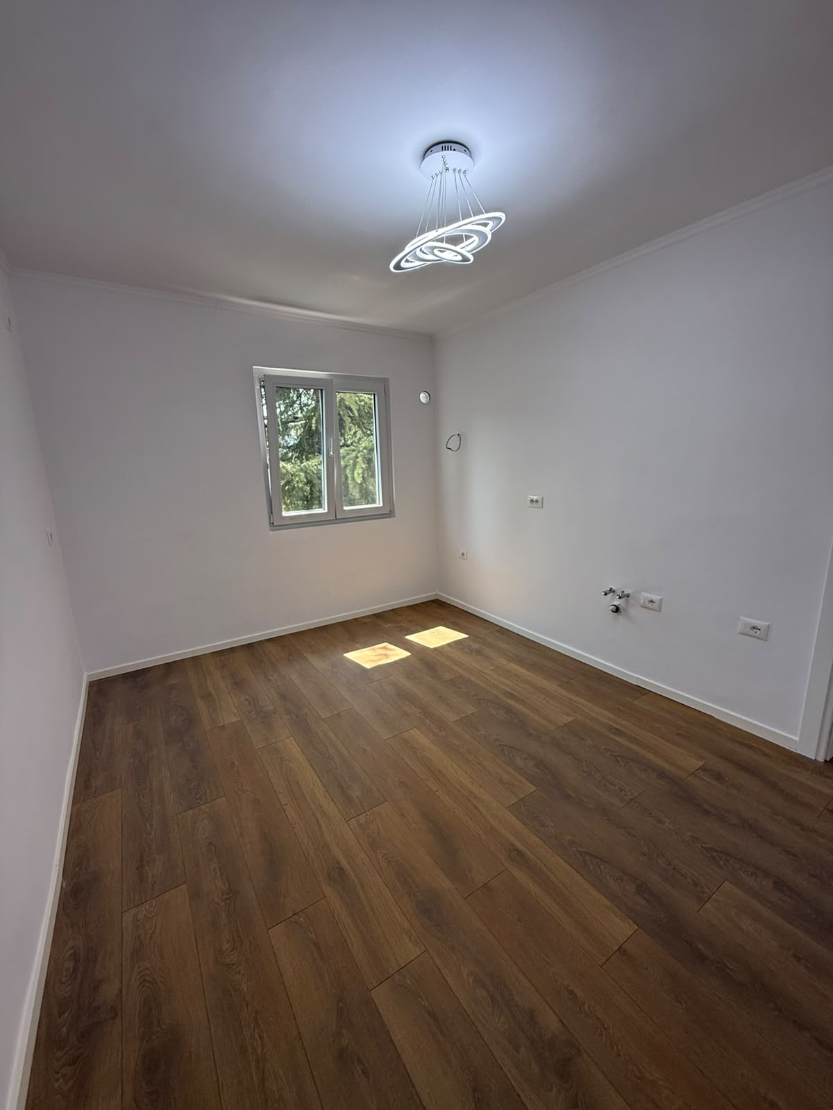Shitet apartament 1+1 totalisht i rikonstruktuar në Zonën e Xhamllikut - Tiranë (ID D8141Z-35)