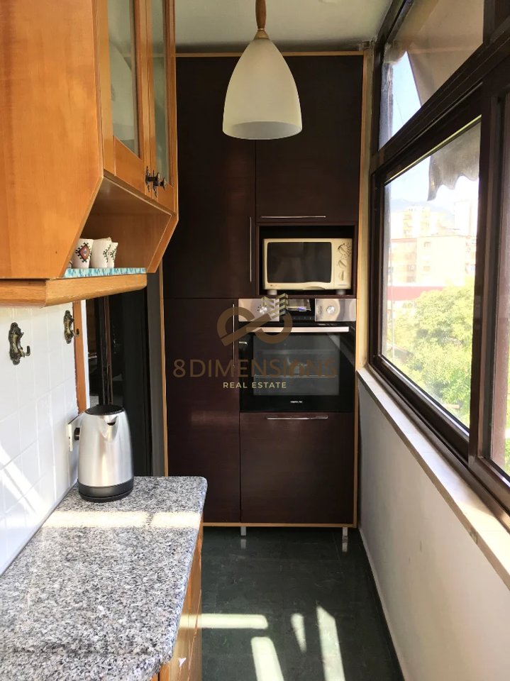 Affittasi appartamento 2+1 vicino al centro 65.000 LEK (D8242Z-34)