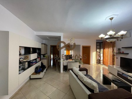 Jepet me qera Apartament 2+1+2 tek Komuna e Parisit prane Kompleksit Kika 3    (D8242A-294)