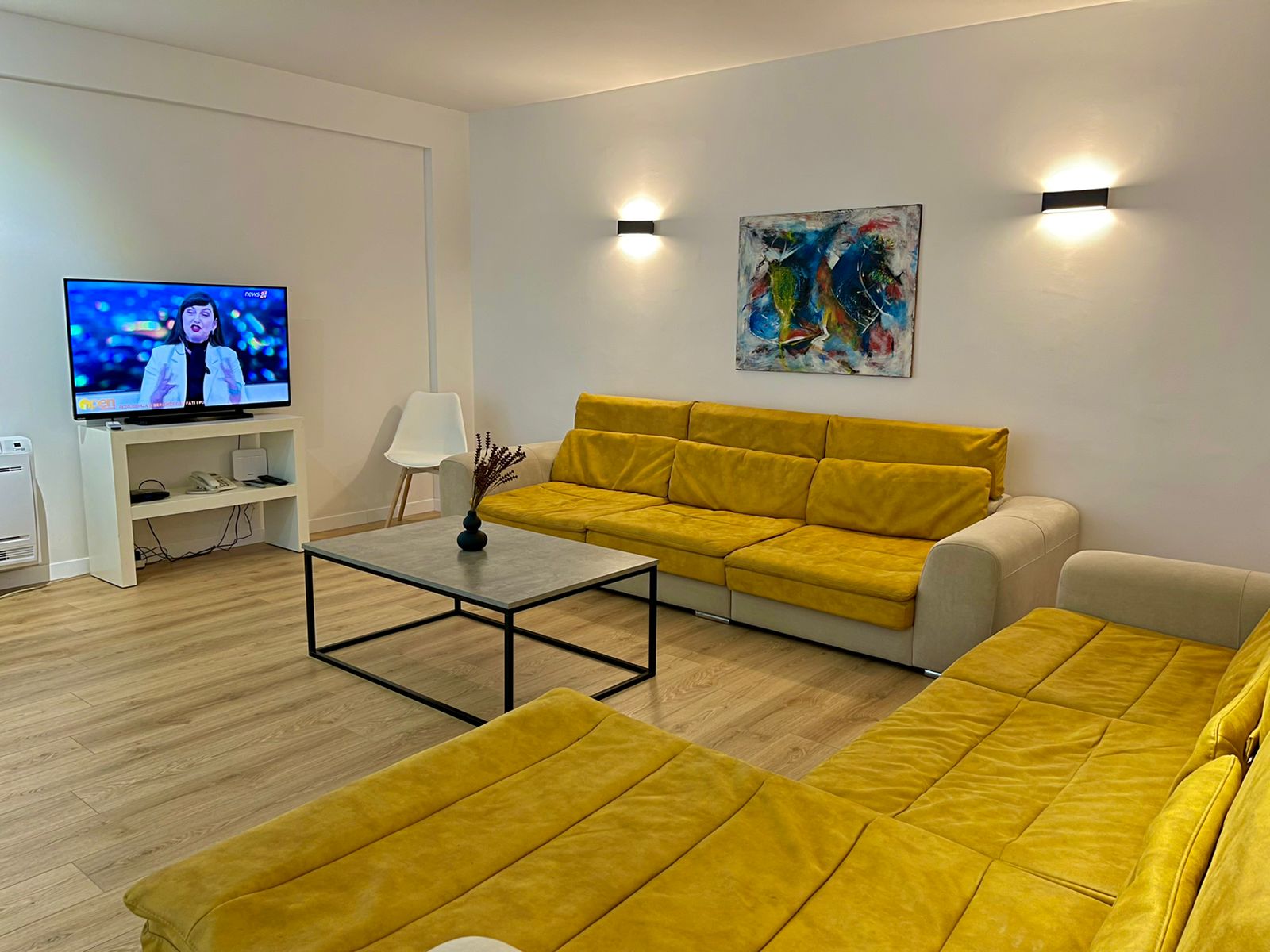 Jepet me qera apartament 2+1 ne katin e 2-te te nje pallati te ri me ashensor prane Xhamise ne Selite, Tirane (ID D8242A-295)