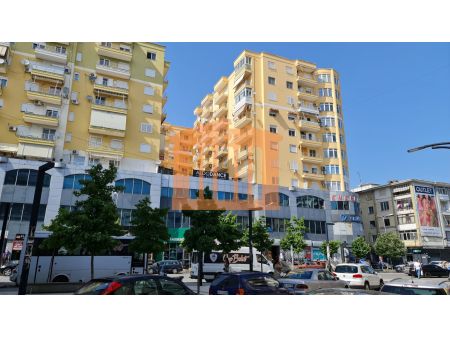 AMBIENT KOMERCIAL NE QENDER TE DURRESIT , PER QIRA !