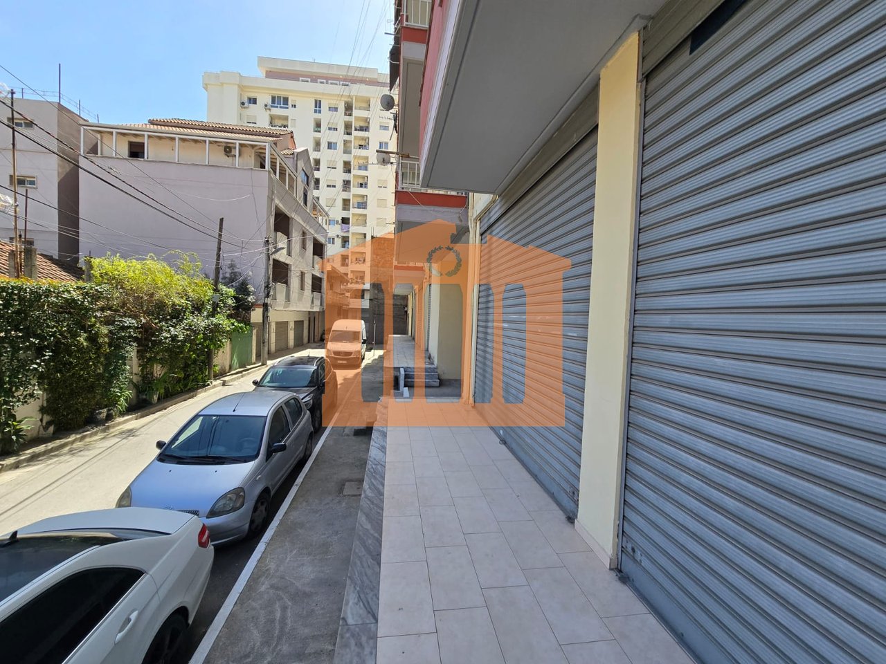 SHOP ON SECONDARY STREET NEAR THE MARKET FOR SALE!
