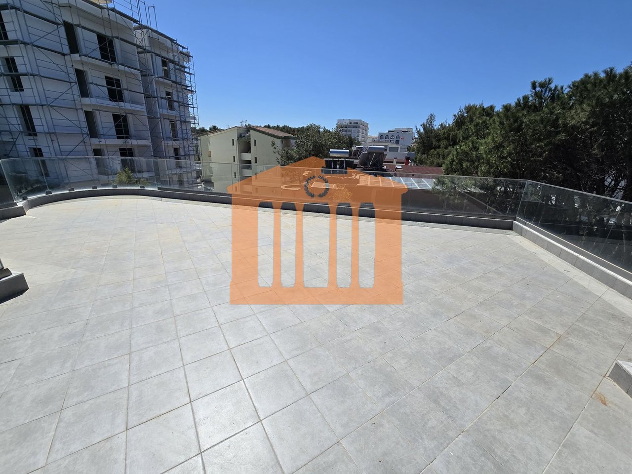 VILE  TRE KATESHE NE KOMPLEKSIN  "DIELL" NE  QERRET, ME QIRA!