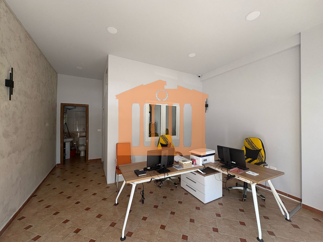 AMBIENT BIZNESI TE "STACIONI I TRENIT"-DURRES, PER QIRA!