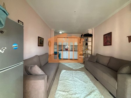 AMPIO MONOLOCALE IN VENDITA!