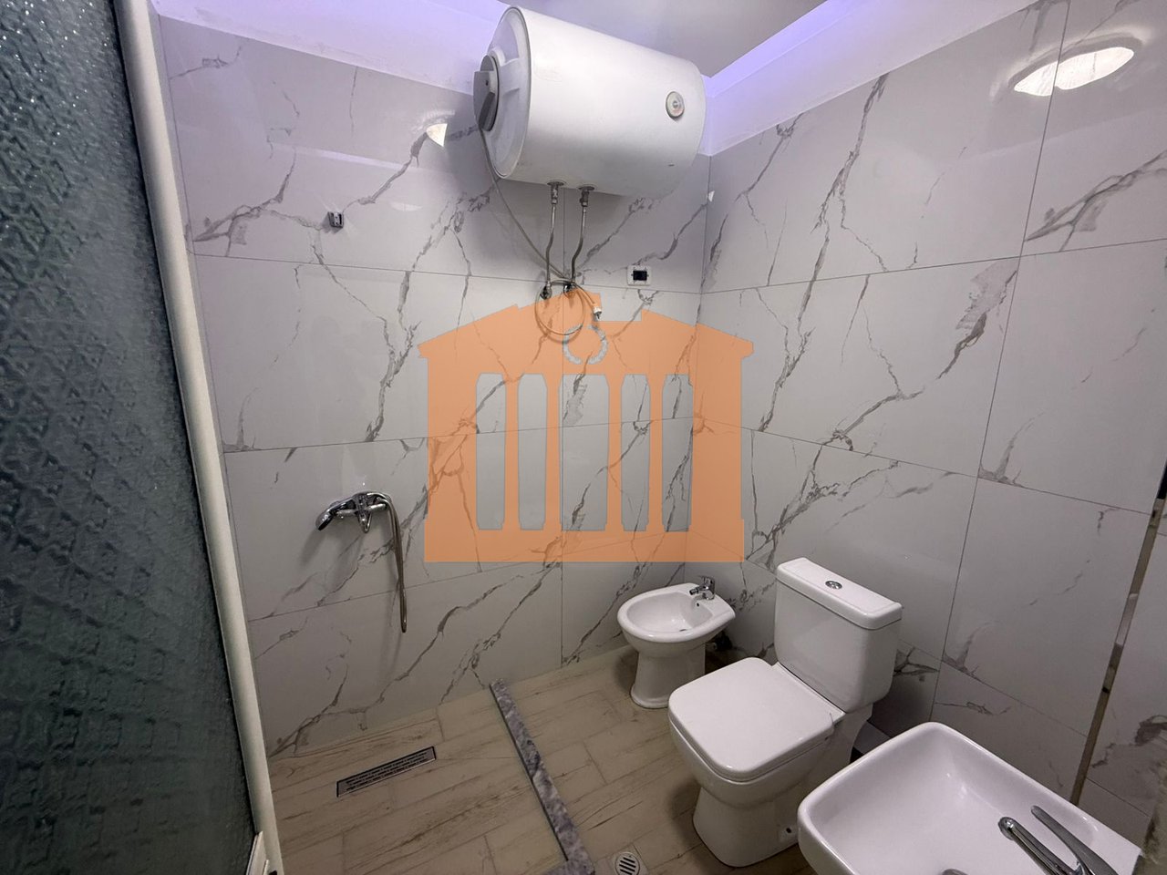 APPARTAMENTO 2+1 CON VERANDA SULLA SPIAGGIA DI DURAZZO, IN VENDITA!
