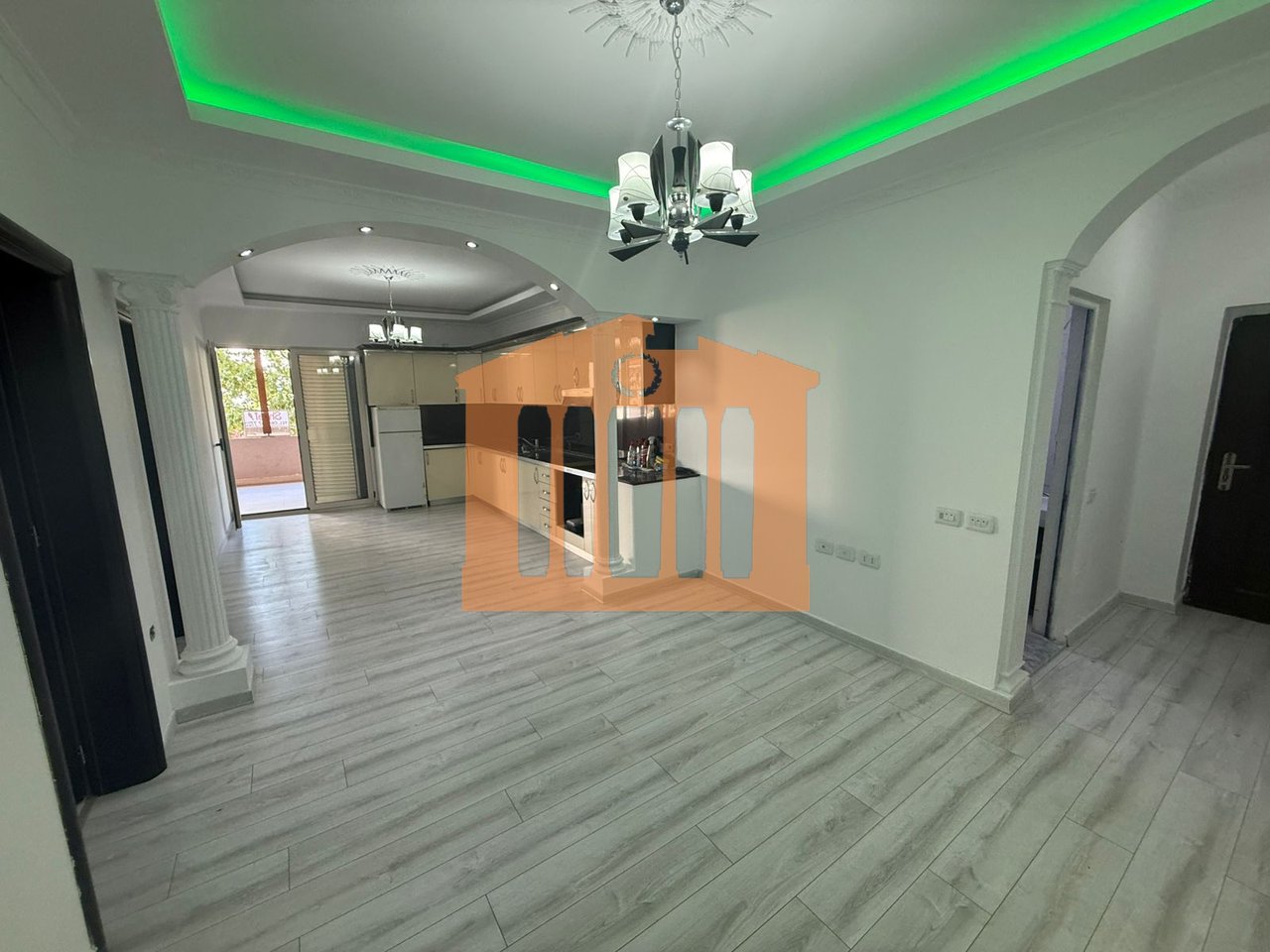 APPARTAMENTO 2+1 CON VERANDA SULLA SPIAGGIA DI DURAZZO, IN VENDITA!