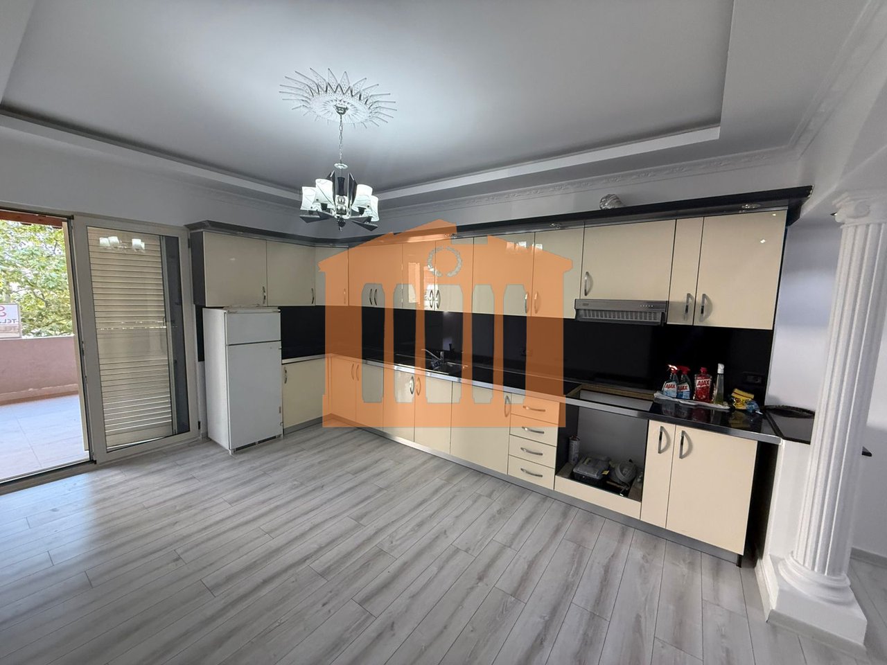 APPARTAMENTO 2+1 CON VERANDA SULLA SPIAGGIA DI DURAZZO, IN VENDITA!