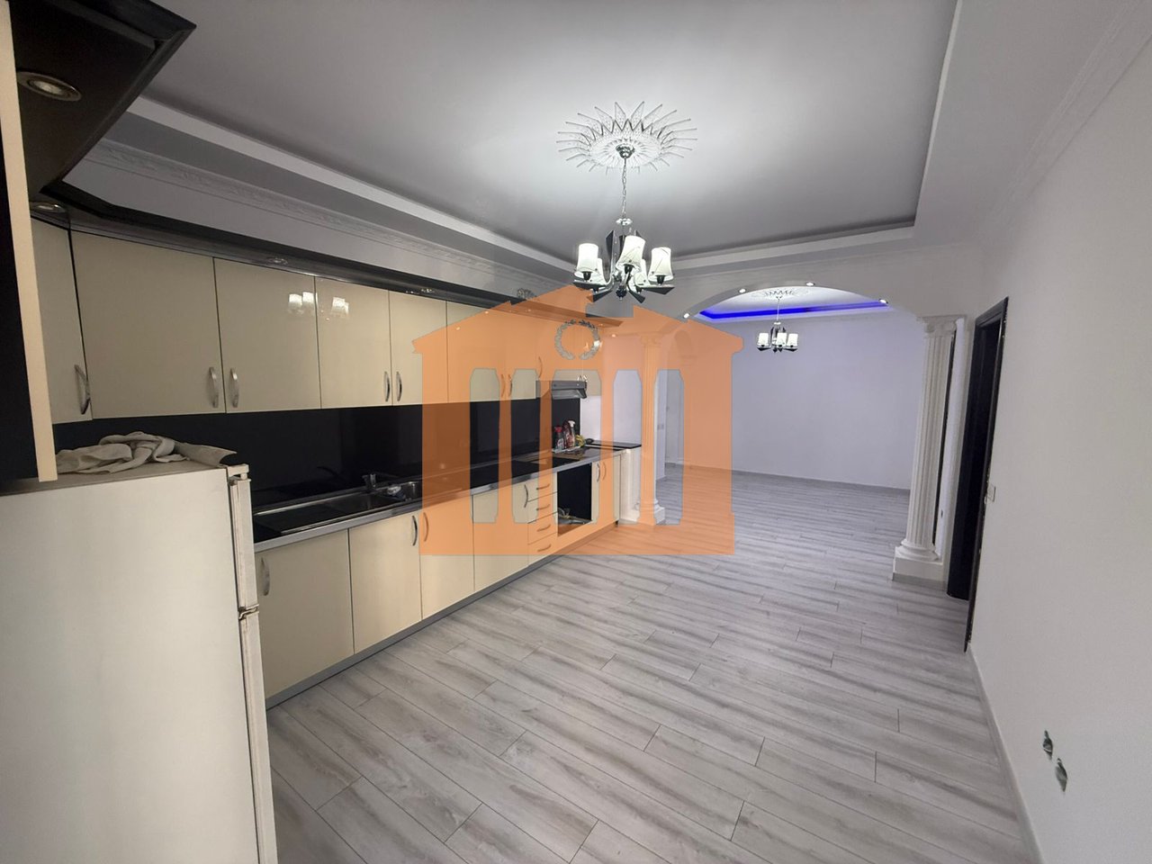 APPARTAMENTO 2+1 CON VERANDA SULLA SPIAGGIA DI DURAZZO, IN VENDITA!