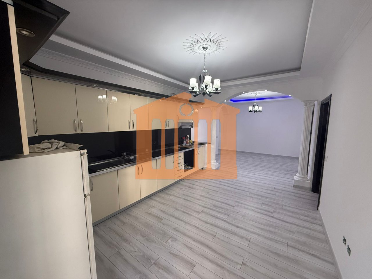 APPARTAMENTO 2+1 CON VERANDA SULLA SPIAGGIA DI DURAZZO, IN VENDITA!