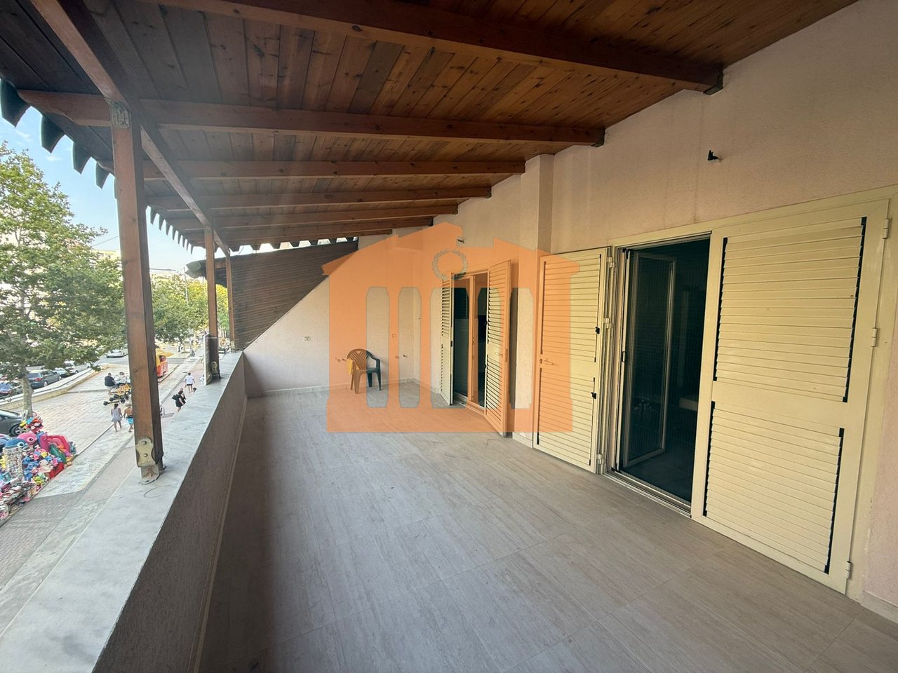 APPARTAMENTO 2+1 CON VERANDA SULLA SPIAGGIA DI DURAZZO, IN VENDITA!