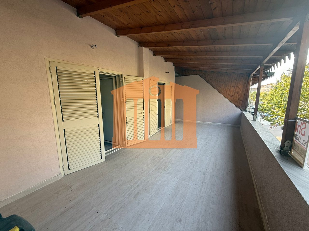 APPARTAMENTO 2+1 CON VERANDA SULLA SPIAGGIA DI DURAZZO, IN VENDITA!