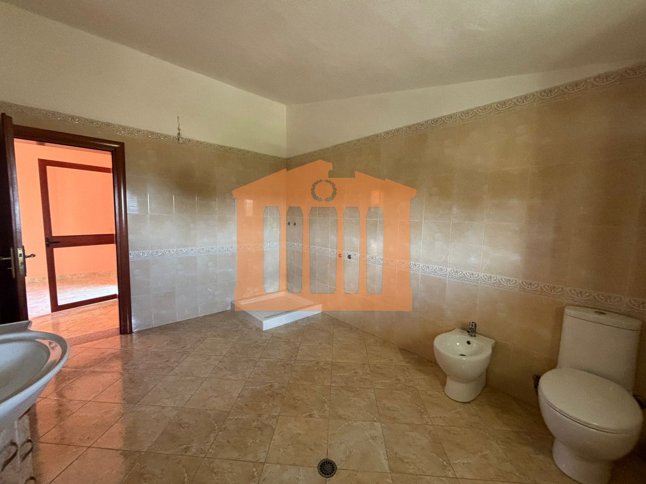 THREE FLOORS OF A VILLA IN SPITALL, FOR RENT!