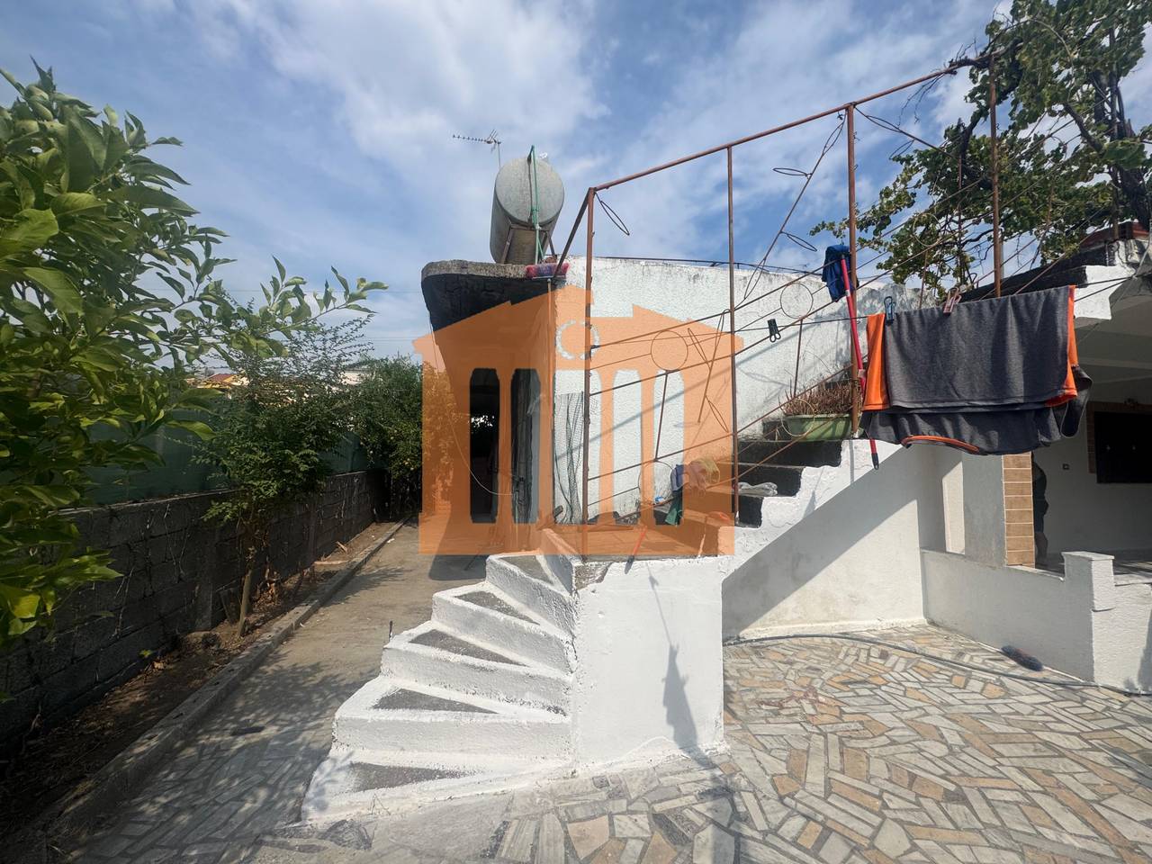 CASA PRIVATA CON TERRENO VICINO ALLA CROCE ROSSA A DURAZZO, IN VENDITA!