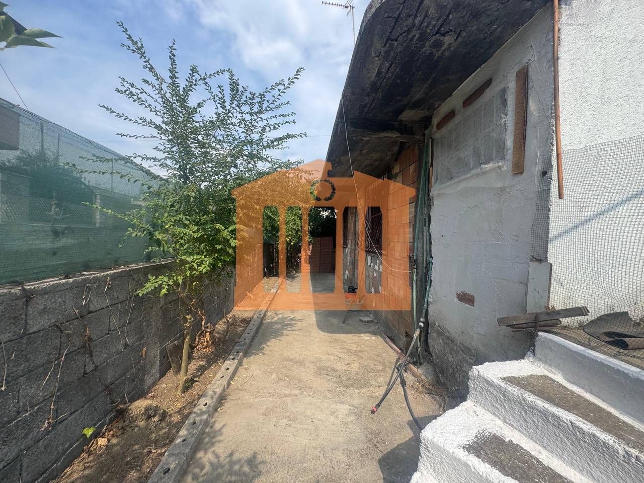 CASA PRIVATA CON TERRENO VICINO ALLA CROCE ROSSA A DURAZZO, IN VENDITA!