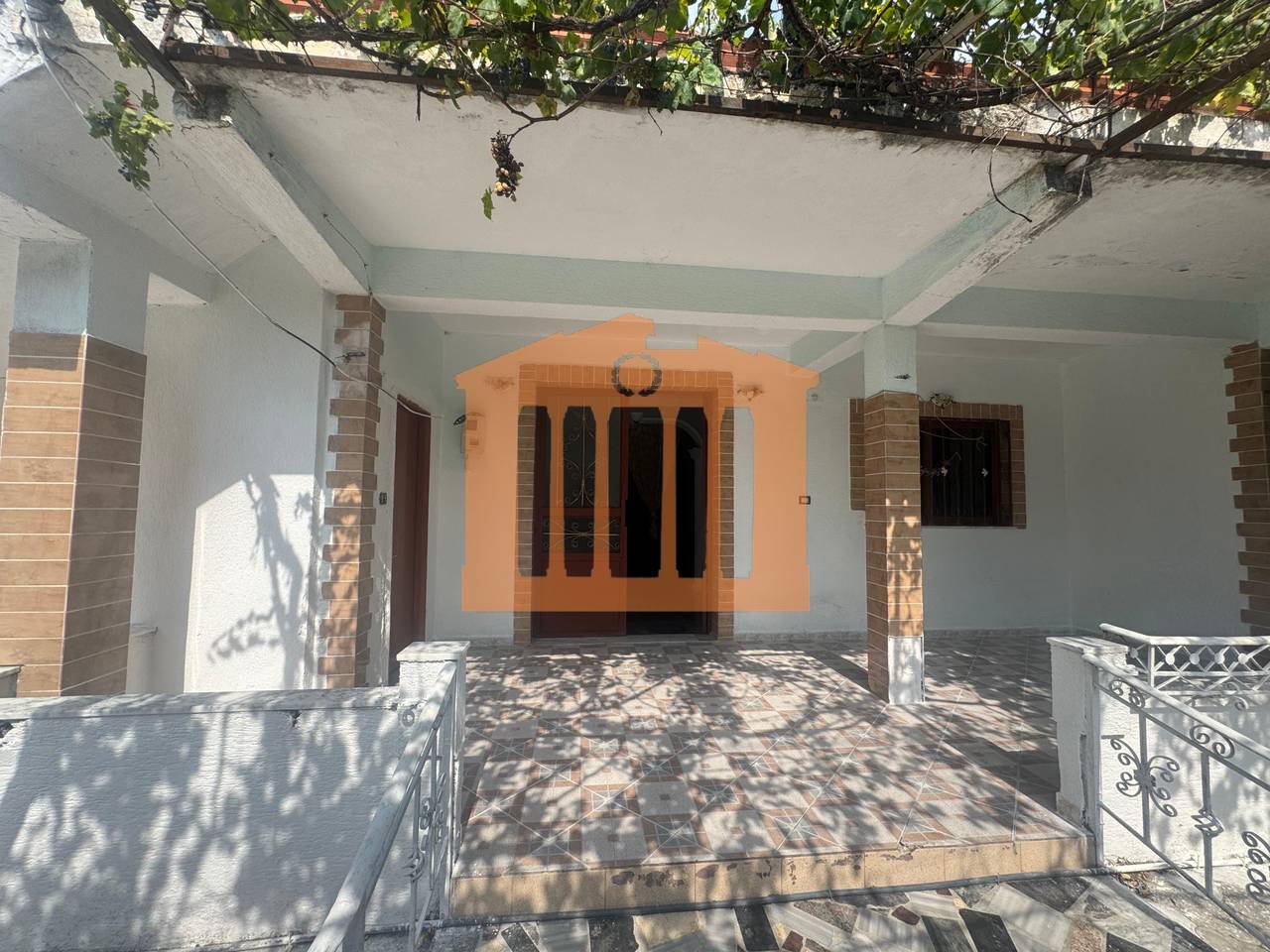 CASA PRIVATA CON TERRENO VICINO ALLA CROCE ROSSA A DURAZZO, IN VENDITA!