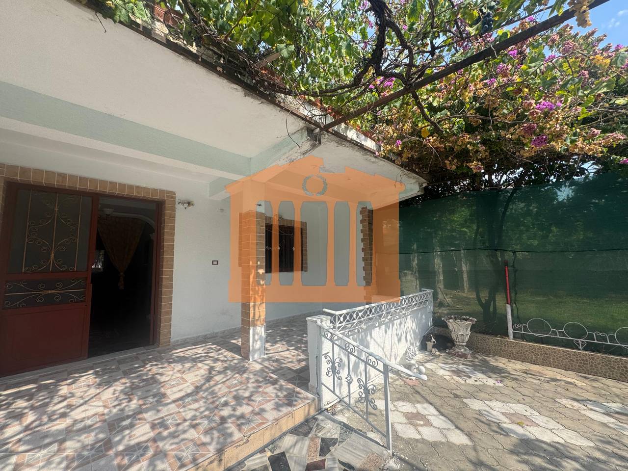 CASA PRIVATA CON TERRENO VICINO ALLA CROCE ROSSA A DURAZZO, IN VENDITA!