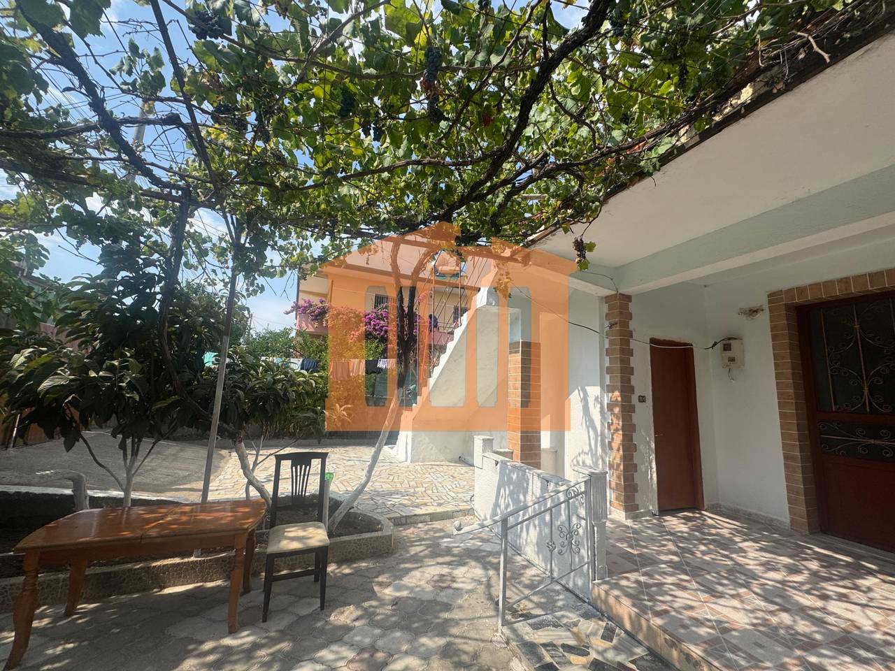 CASA PRIVATA CON TERRENO VICINO ALLA CROCE ROSSA A DURAZZO, IN VENDITA!