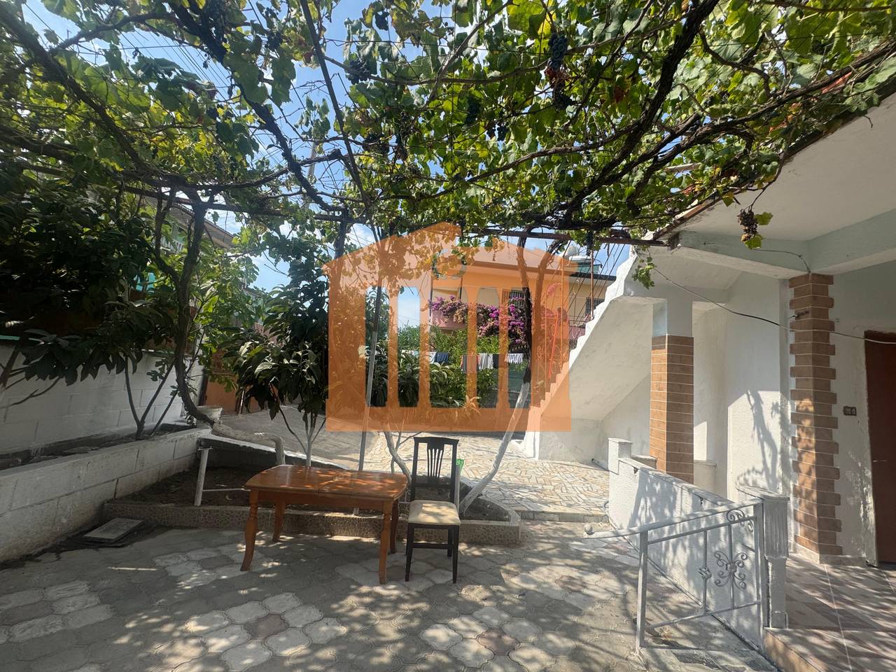 CASA PRIVATA CON TERRENO VICINO ALLA CROCE ROSSA A DURAZZO, IN VENDITA!