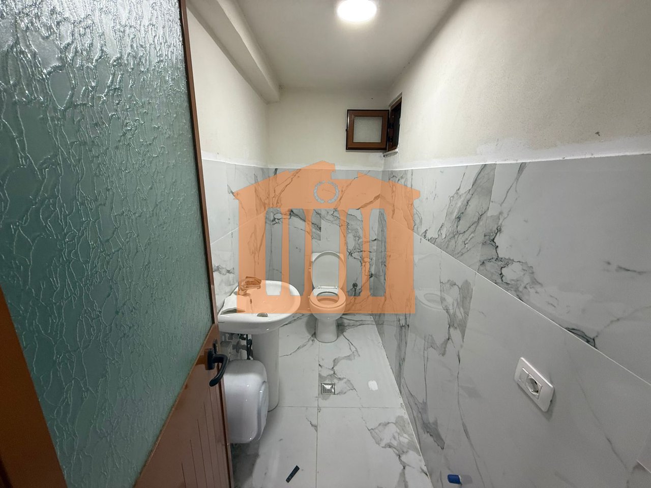 AMBIENT BIZNESI NE SPITALLE DURRES , PER QIRA !