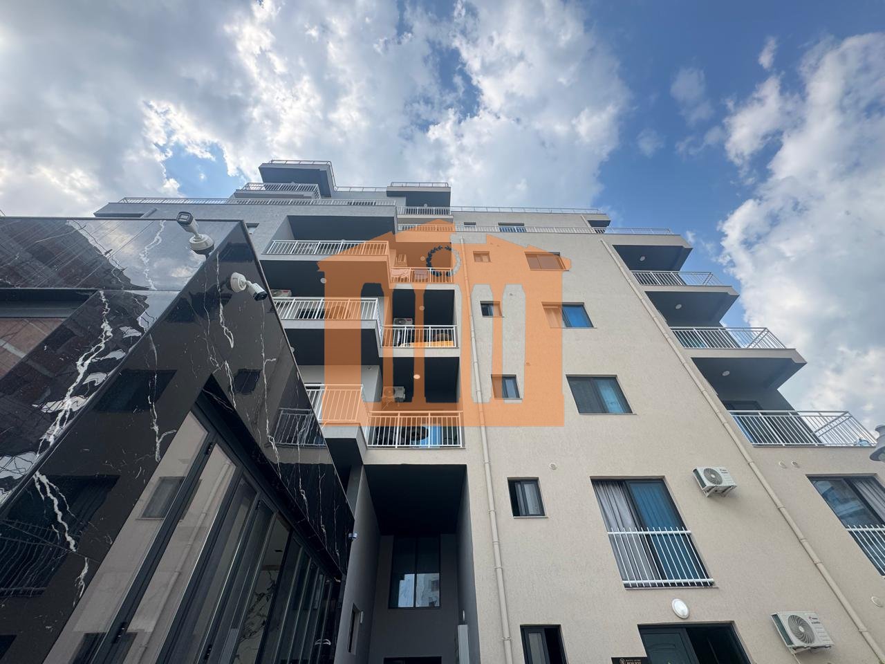 APARTAMENT 1+1 NE MAL TE ROBIT, PER SHITJE !
