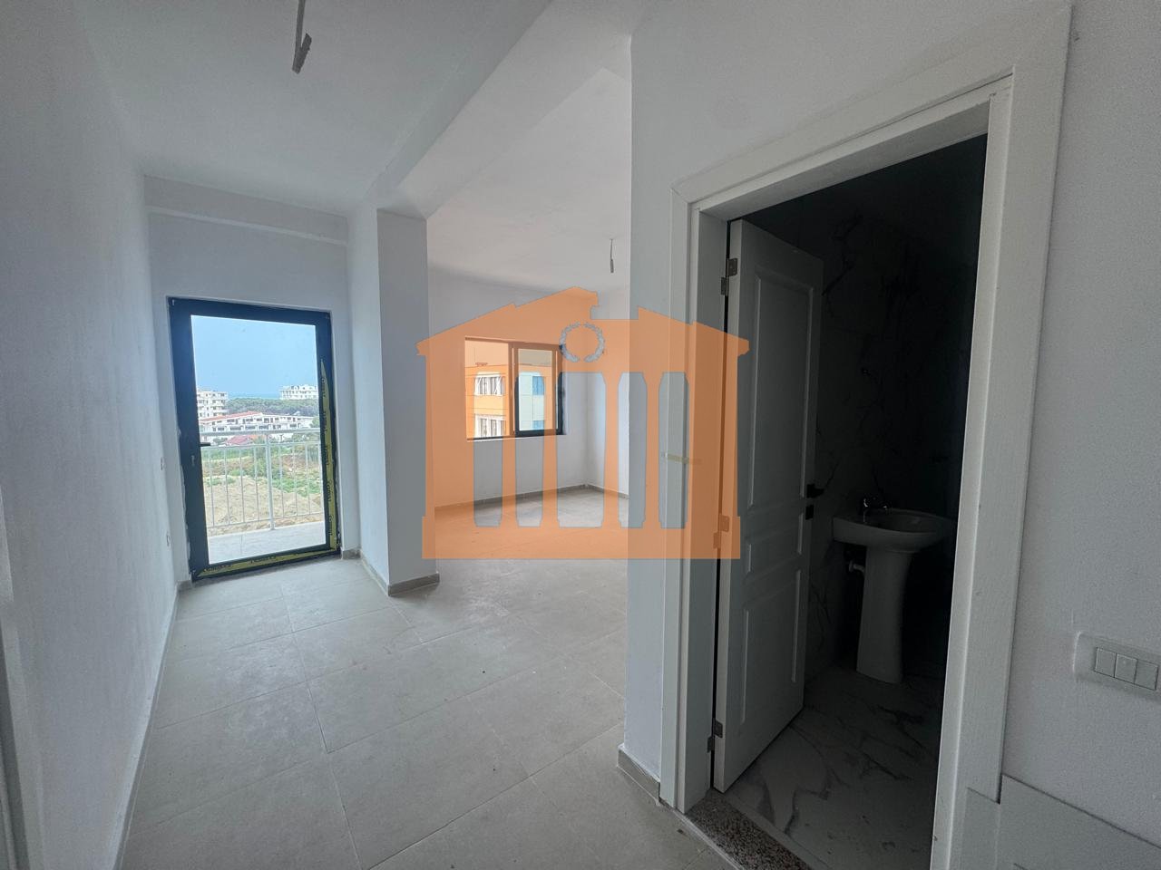 APARTAMENT 1+1 NE MAL TE ROBIT, PER SHITJE !
