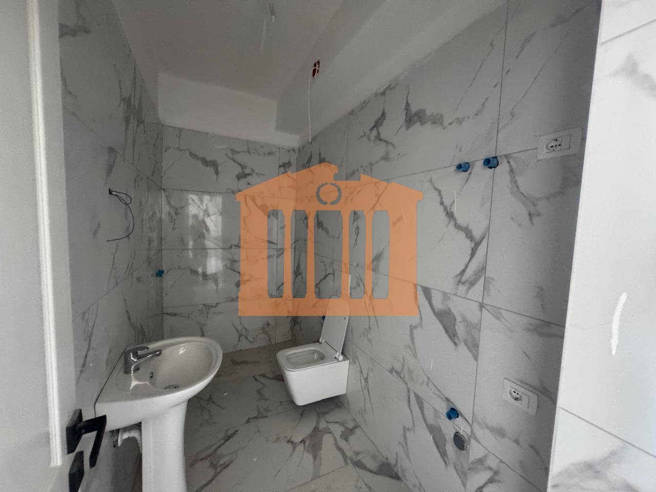 APARTAMENT 1+1 NE MAL TE ROBIT, PER SHITJE !
