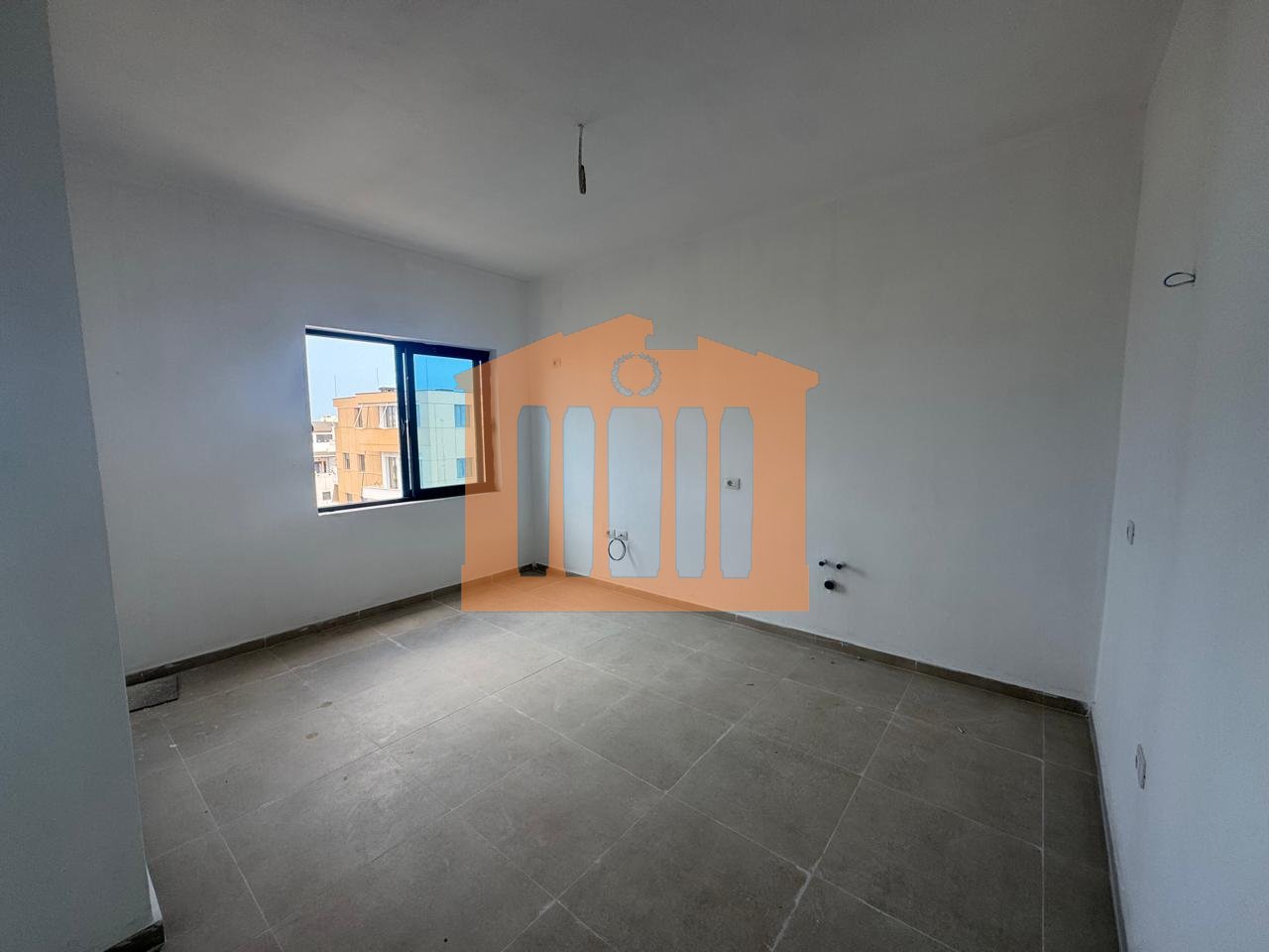 APARTAMENT 1+1 NE MAL TE ROBIT, PER SHITJE !