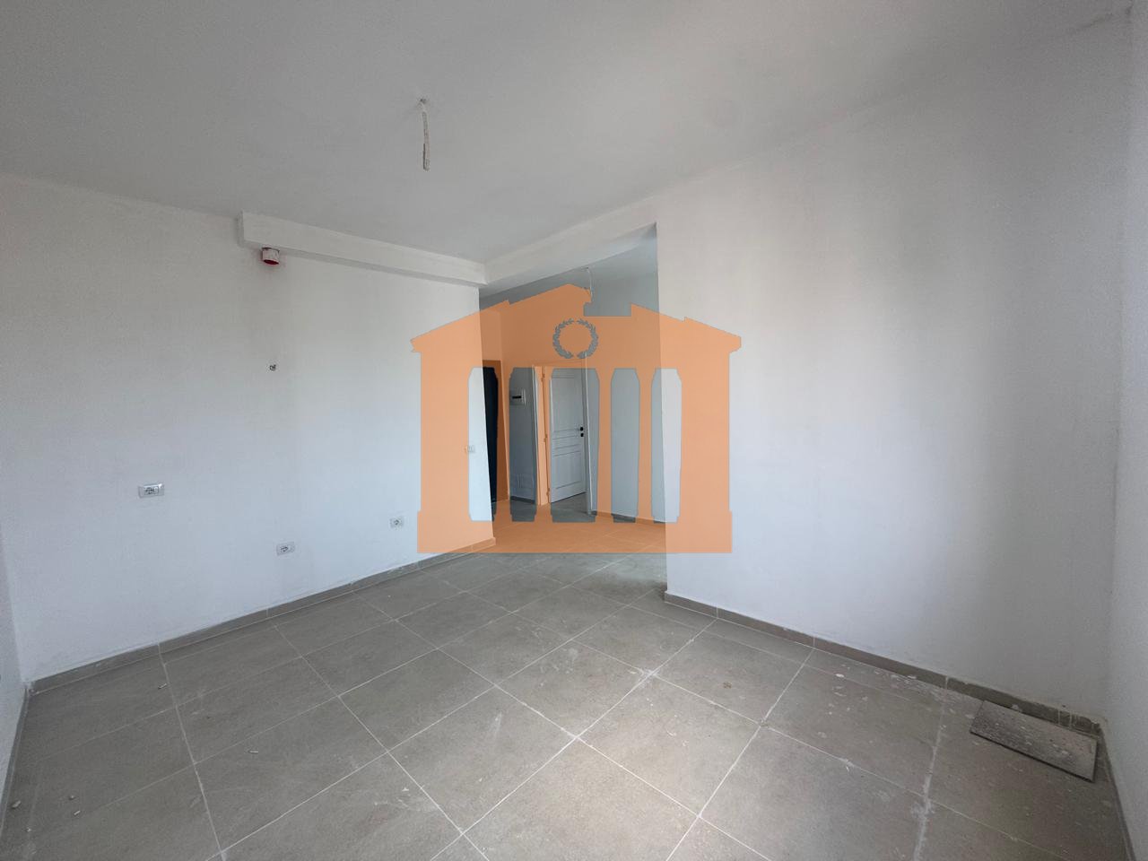 APARTAMENT 1+1 NE MAL TE ROBIT, PER SHITJE !