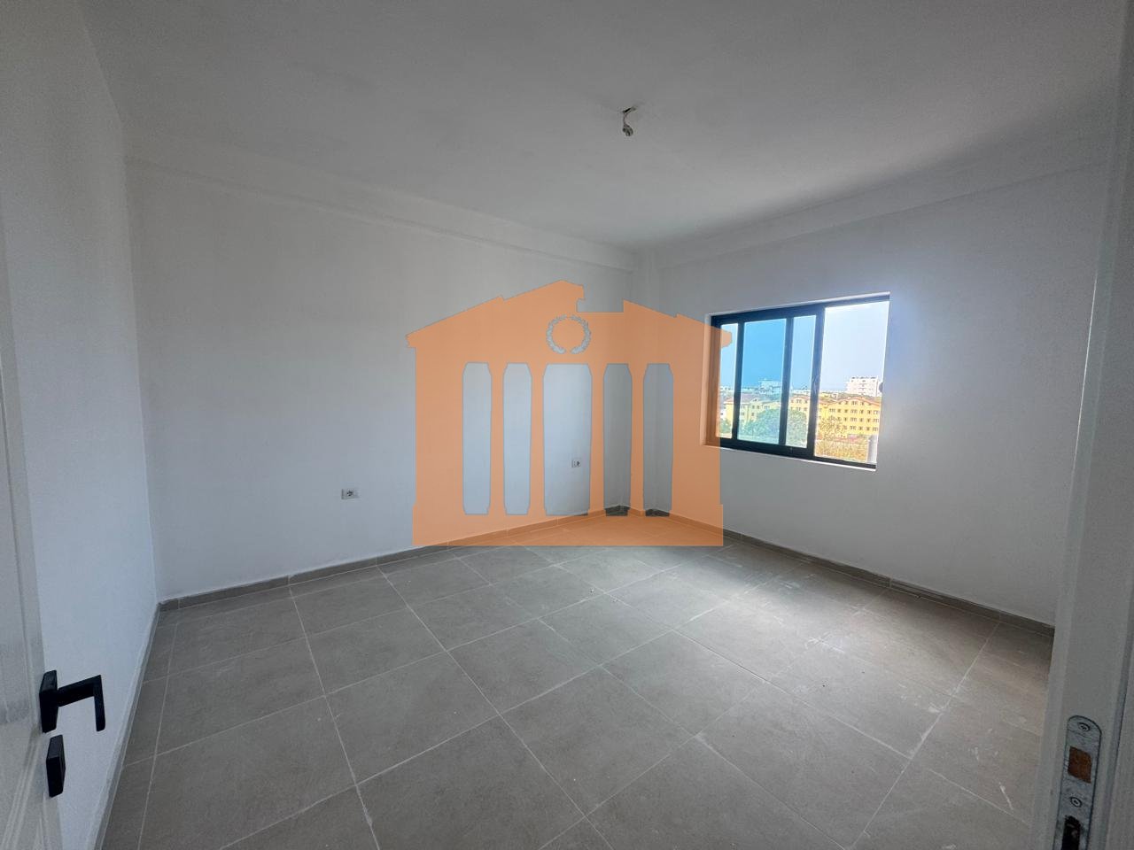 APARTAMENT 1+1 NE MAL TE ROBIT, PER SHITJE !