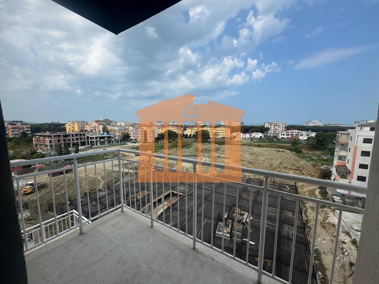 APARTAMENT 1+1 NE MAL TE ROBIT, PER SHITJE !
