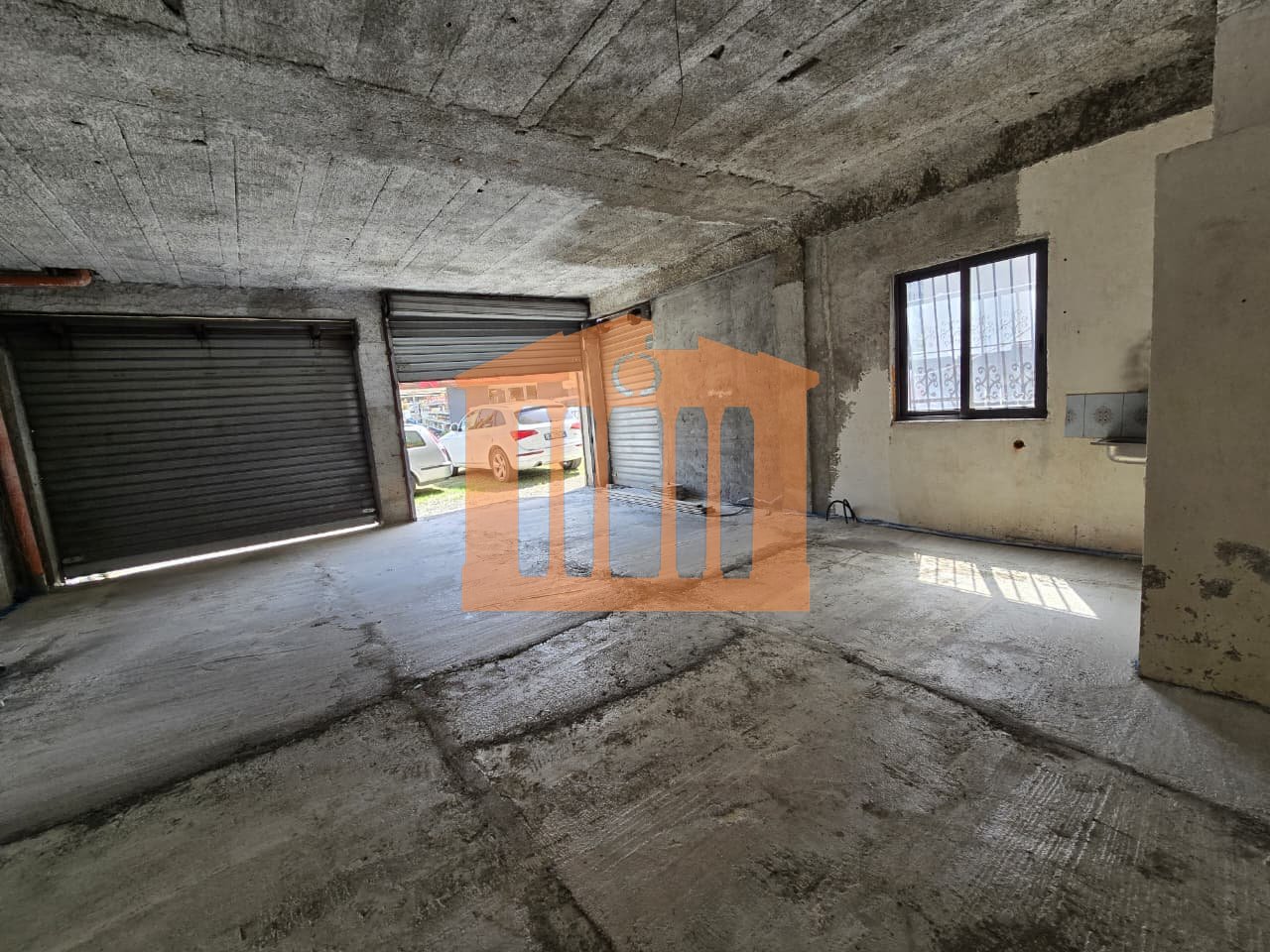 AMBIENT BIZNESI PRANE "KOLEGJIT ENEIDA" DURRES - PER QIRA !