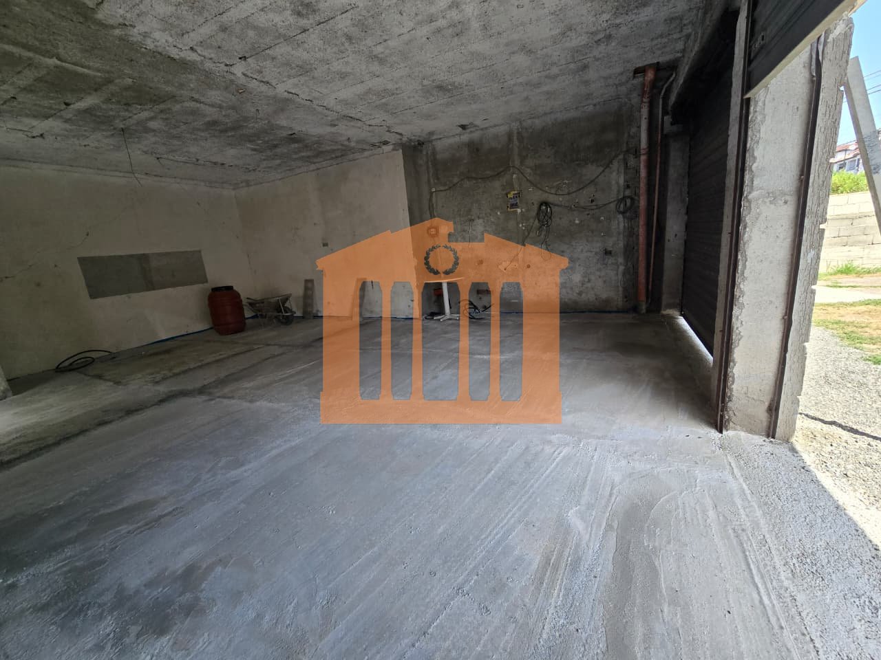 AMBIENT BIZNESI PRANE "KOLEGJIT ENEIDA" DURRES - PER QIRA !