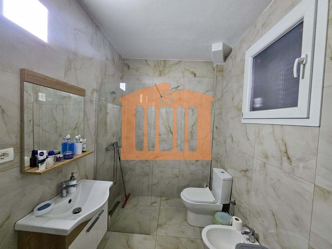 Appartamento 1+1 con cucina separata e posto auto a Spitalle-Durres, in affitto!