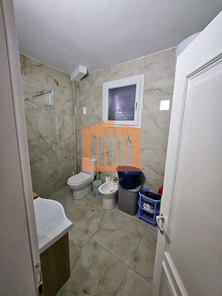 Appartamento 1+1 con cucina separata e posto auto a Spitalle-Durres, in affitto!