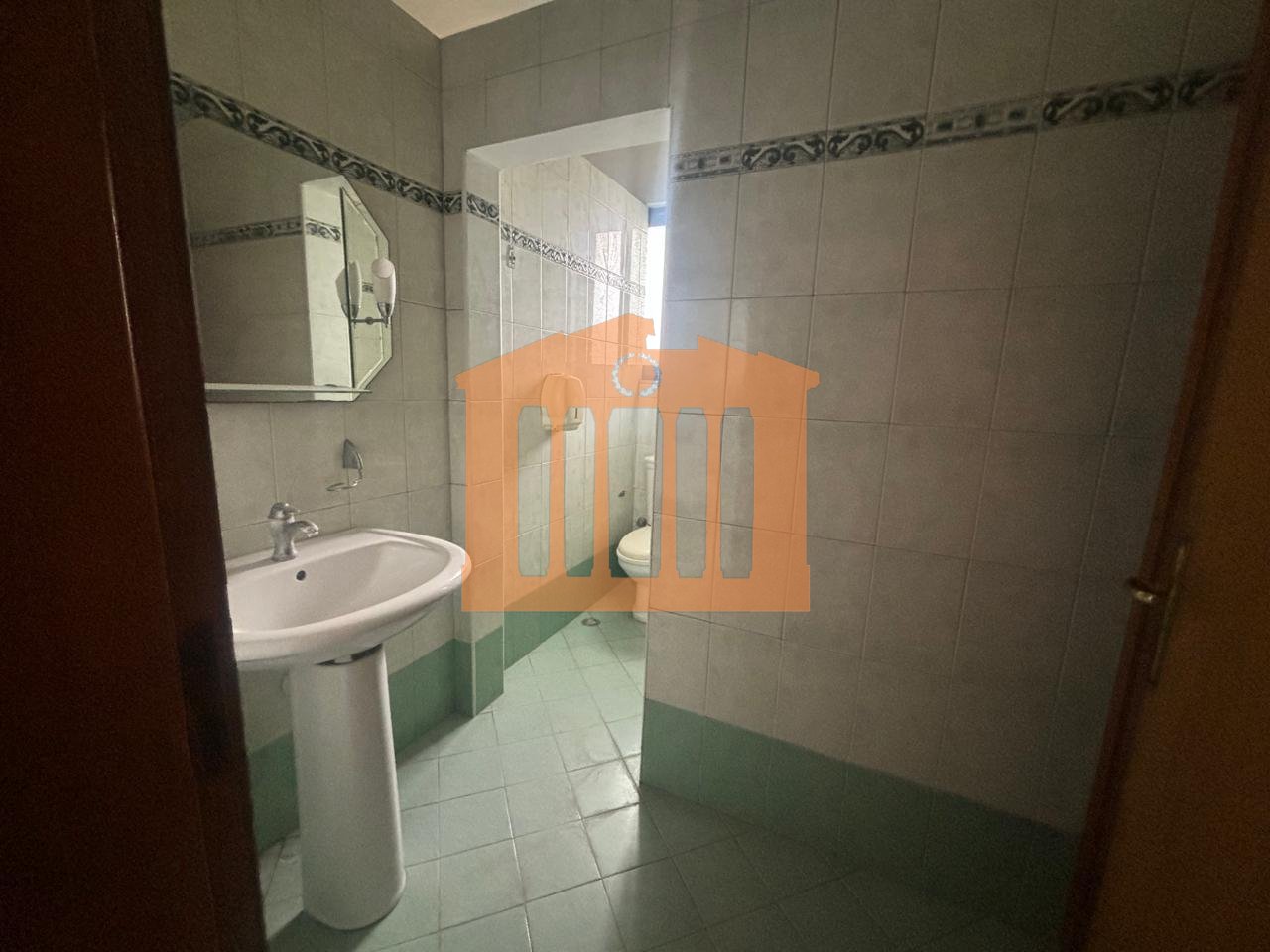 GODINE BIZNESINE XHAFZOTAJ, PER SHITJE!