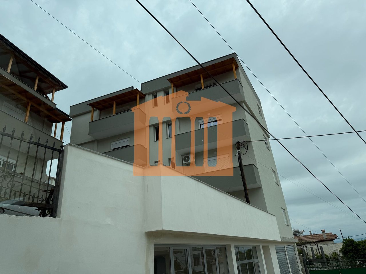 APARTAMENT 1+1+ PARKIM PRANE SPITALIT DURRES, PER SHITJE!