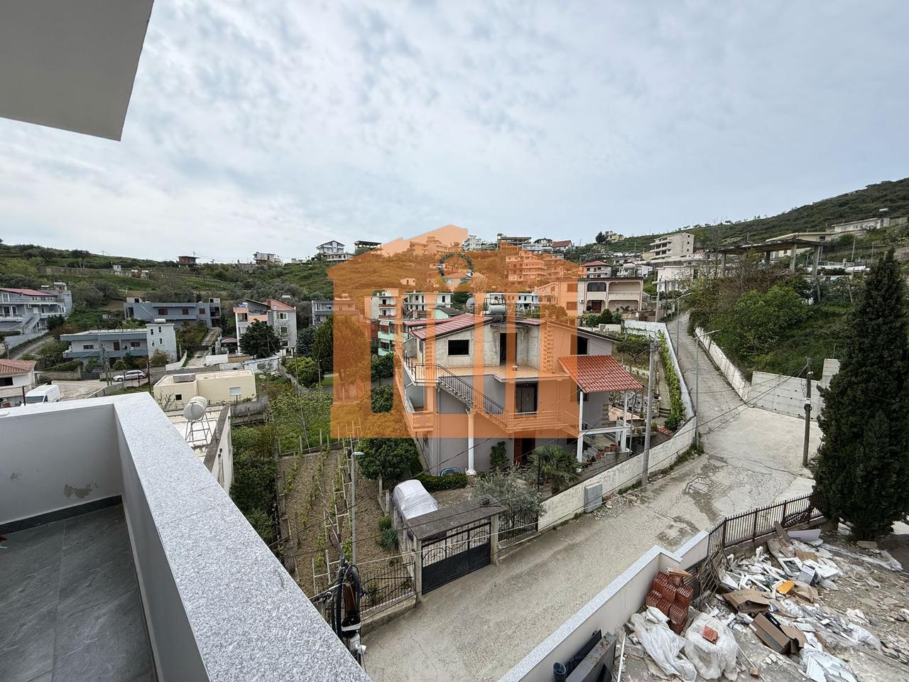 APARTAMENT 1+1+ PARKIM PRANE SPITALIT DURRES, PER SHITJE!
