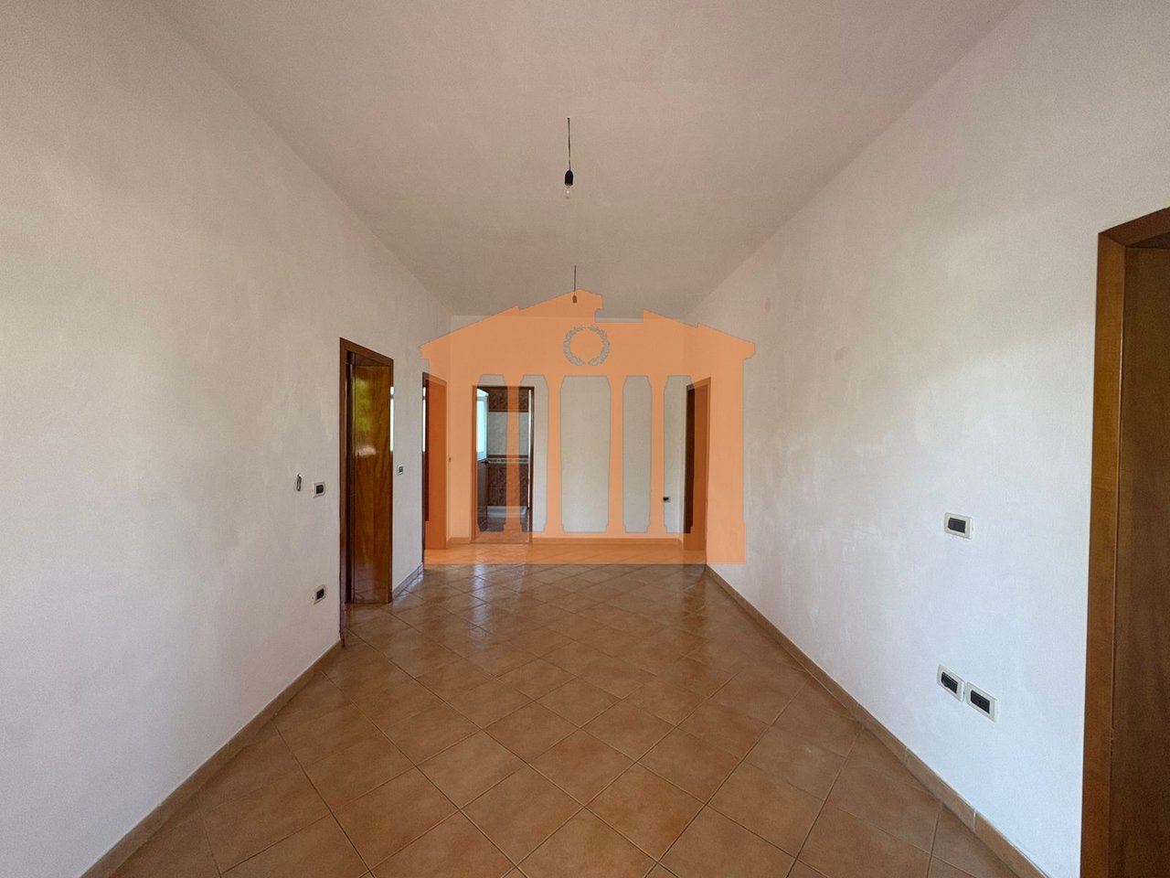 PARTE DEL SEMINTERRATO DI UNA VILLA SU 3 PIANI A SPITALL, IN AFFITTO!