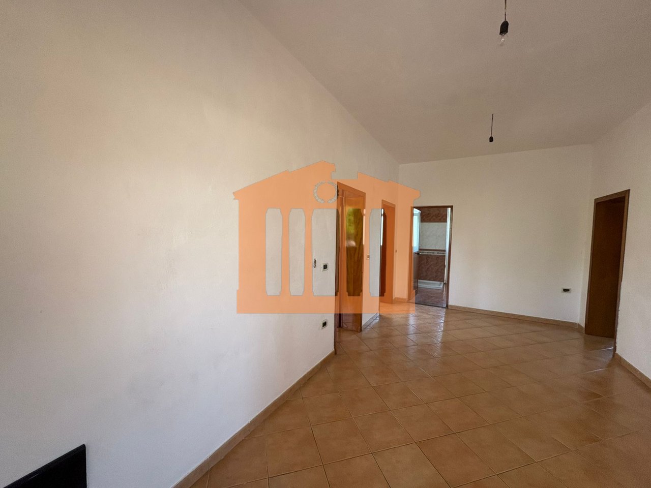 PARTE DEL SEMINTERRATO DI UNA VILLA SU 3 PIANI A SPITALL, IN AFFITTO!