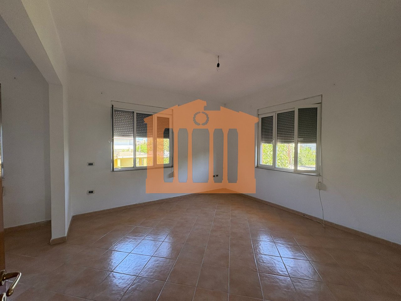 PARTE DEL SEMINTERRATO DI UNA VILLA SU 3 PIANI A SPITALL, IN AFFITTO!